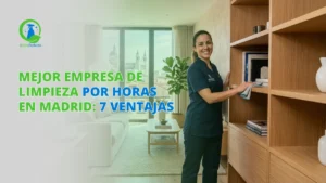 Una chica uniformada realizando la limpieza en un salón luminoso de una vivienda en Madrid